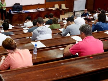 Aspirantes se presentan a los exámenes de oposición para acceder a una de las plazas ofrecidas por el Ayuntamiento de Madrid, en la Facultad de Derecho de la Universidad Complutense.