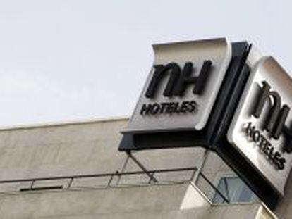 Logo de NH en la fachada de un hotel
