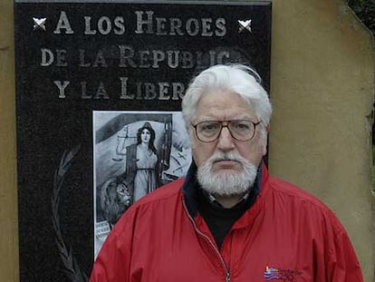 El investigador Antonio Ontañón, en el monumento a los republicanos fusilados en Ciriego.