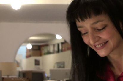 Arriba, la actriz portuguesa María de Medeiros en Barcelona.
