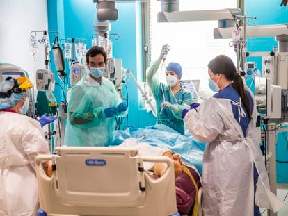 Médicos y enfermeras atienden a un enfermo en la nueva UCI del Hospital Ramon y Cajal de Madrid, la semana pasada.