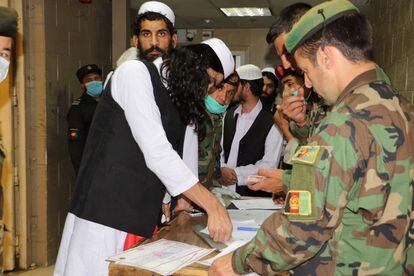 Prisioneros talibanes completan el proceso de liberación, este miércoles en la cárcel de Bagram.