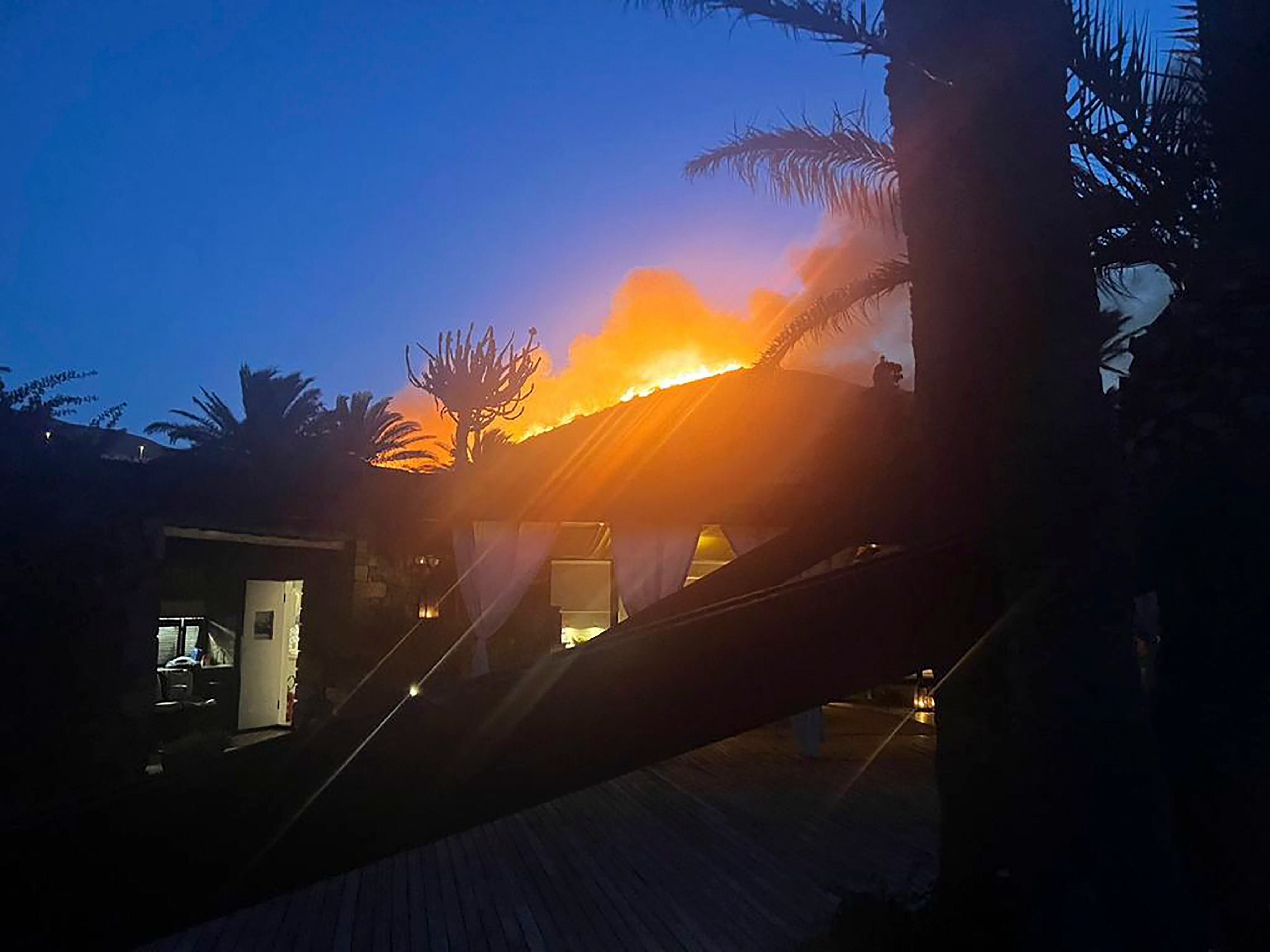 Las llamas detrás de la villa de Giorgio Armani en la isla de Pantaleria, en una foto distribuída por la oficina de prensa del modisto