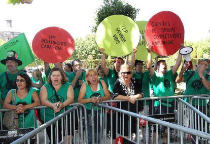 Miembros de la Plataforma de afectados por la Hipoteca (PAH) se concentran hoy mientras se presenta en el Parlament una nueva Iniciativa Legislativa Popular (ILP).