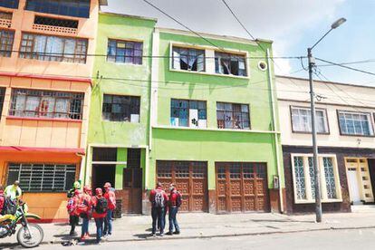 Vista de la fachada de la 'casa de los masajes', un centro de tortura ubicado en la localidad de Santa Fe, en el centro de Bogotá.