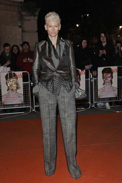 Uno de los eventos más sonados de la semana fue la inauguración de la tan esperada exposición sobre David Bowie en el londinense Victoria & Albert Museum. Una cita en la que no podía faltar Tilda Swinton con un original traje sastre de Haider Ackerman.