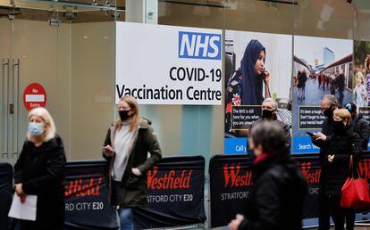 Cola frente a un centro de vacunación, este lunes en Londres.