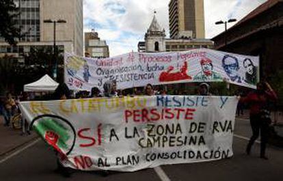 Un grupo de más de cien personas se concentra frente a la sede del Ministerio de Agricultura de Colombia el 25 de junio de 2013, en Bogotá, para apoyar las protestas de campesinos en la zona del Catatumbo, en el noreste del país. EFE/Archivo