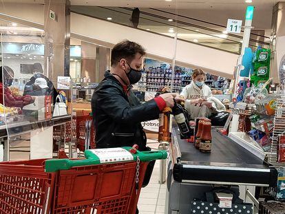 Un hombre hace la compra en un centro comercial de Madrid.