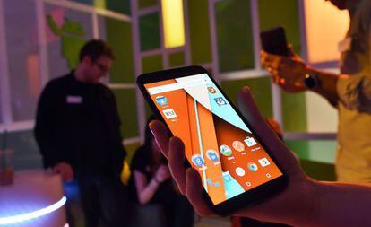 un usuario utiliza un smartphone.