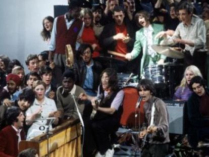 Los Beatles, rodeados de fans para un v&iacute;deo promocional de &#039;Hey Jude&#039; en Twickenham Studios de Londres