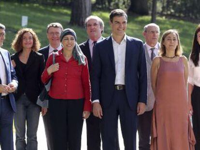 El candidato del PSOE a la presidencia del Gobierno, Pedro S&aacute;nchez (c), posa junto a algunos miembros de la Ejecutiva Federal y una decena de los expertos que trabajar&aacute;n en propuestas de gobierno.