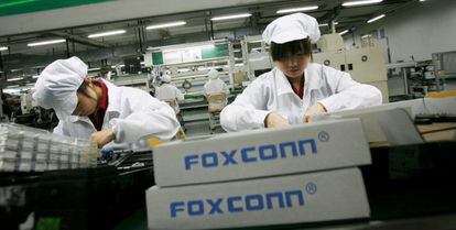 Trabajadores de una f&aacute;brica de Foxconn en la localidad china de Longhua.