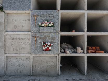 Nichos construidos en San Martín de Valdeiglesias durante la pandemia para paliar la falta de espacio en el cementerio, este septiembre.