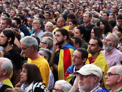Miles de ciudadanos siguieron en la calle la comparecencia de Carles Puigdemont.