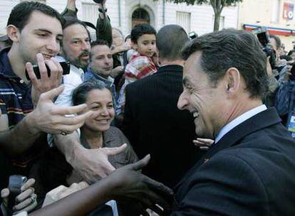 El presidente francés, Nicolas Sarkozy, saluda a un grupo de seguidores durante su visita a una empresa de obras públicas en Lyon el pasado viernes.