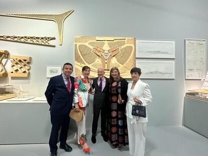 El proyecto y la maqueta de Bodegas Portia están exhibidos en la mayor exposición retrospectiva de la obra de Norman Foster (en el centro de la imagen), que se puede visitar en el Centro Pompidou de París,  junto a proyectos como la sede del Hongkong and Shanghai Banking Corporation; el aeropuerto internacional de Hong Kong o el Apple Park (Cupertino, Estados Unidos). Inaugurada hace 12 años, es la primera bodega construida por Foster+Partners y la séptima de la familia Martínez Zabala.