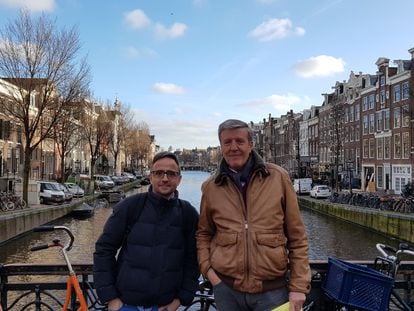 Los periodistas de EL PAÍS Joaquín Gil (izquierda) y José María Irujo (derecha), durante una investigación en Amsterdam en 2020.