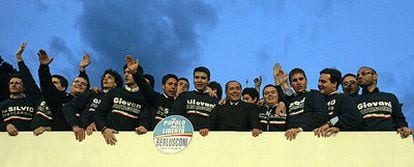 Silvio Berlusconi (con traje y corbata), rodeado de simpatizantes, es aclamado por sus seguidores tras el mitin celebrado el jueves en Roma.