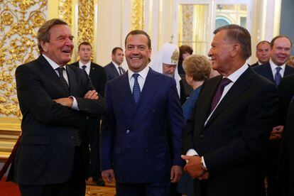El primer ministro ruso Dmitry Medvedev (c), el ex canciller alemán Gerhard Schroeder (i) y el presidente de la junta directiva de la empresa Gazprom Viktor Zubkov asisten a la ceremonia de inauguración de Vladimir Putin como presidente de Rusia en el Kremlin.