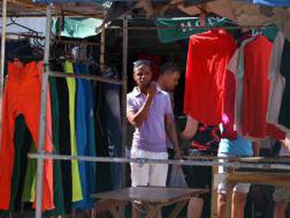 Un hombre recorre un negocio privado de venta de ropa importada, en La Habana (Cuba).