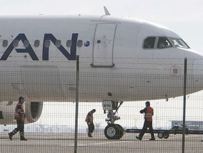 Aviones de LAN y TAM en un aeropuerto. Cinco a&ntilde;os tras el anuncio de integraci&oacute;n, las aerol&iacute;neas siguen conservando sus libreas.