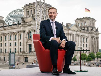 El líder de los liberales alemanes, Christian Lindner, posa el 25 de julio antes de una entrevista electoral en la cadena ARD en Berlín.