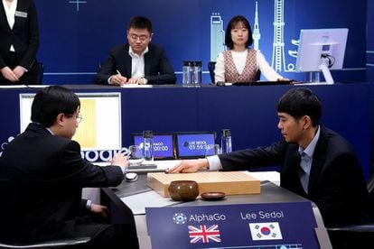 El campeón surcoreano Lee Sedol (derecha) realiza su primer movimiento en la última partida contra AlphaGo.