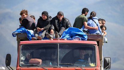 Unos refugiados de Nagorno Karabaj en un camión a su llegada a la localidad de Kornidzor, en Armenia, esta semana.