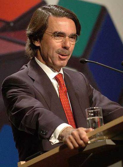 José María Aznar imparte una conferencia.