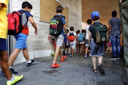 Niños a la entrada de un colegio de Madrid.
