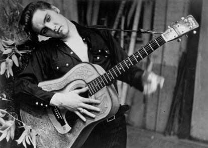 Presley posa con una guitarra en 1956.