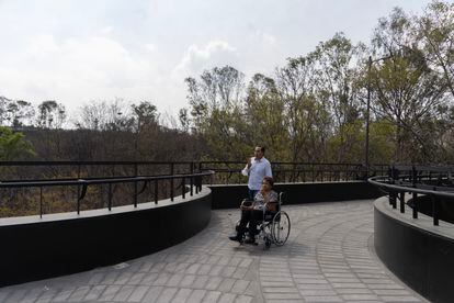 Visitantes recorren la Calzada Flotante que une la primera y segunda sección del Bosque de Chapultepec.