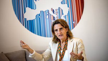 La vicepresidenta primera y ministra para la Transición Ecológica, Teresa Ribera, durante la entrevista con Efe en Dubái.