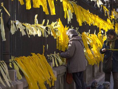 Lazos amarillos en el Parque de la Ciudadela (Barcelona), en una foto de archivo. En vídeo, PSOE, Podemos y nacionalistas rechazan defender por ley los símbolos nacionales.