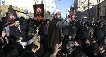 Un clérigo se dirige a los manifestantes que protestan por la ejecución del clérigo Al Nimr ante la embajada saudí en Teherán.