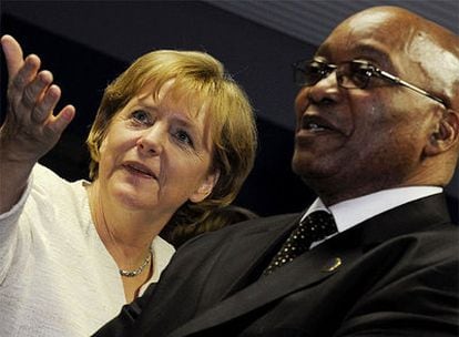 La canciller alemana, Angela Merkel, y el presidente de Suráfrica, Jacob Zuma, hablan momentos antes de la cumbre.