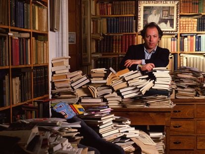 Javier Marías, fotografiado en su despacho, rodeado de libros, en 1992.