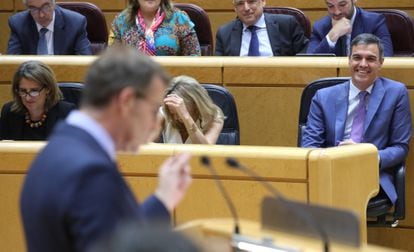 Sánchez, durante una de las intervenciones de Feijóo (en primer término) en el Senado el pasado día 25.