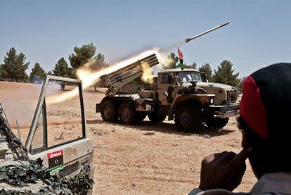 Los rebeldes disparan un cohete contra tropas de Gadafi en Al Qaualish, al suroeste de Trípoli.