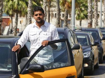 Dani Khan, taxista de origen paquistan&iacute; de 22 a&ntilde;os, en la estaci&oacute;n del hotel W