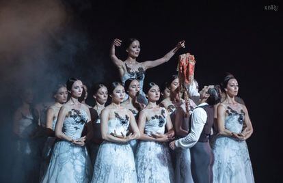 Katia Janiukova y las bailarinas de la CND en la representación de 'Giselle' en Madrid.
