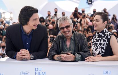 Los actores Adam Driver (derecha) y Marion Cotillard (izquierda) con el director Leos Carax en la presentación en Cannes de 'Annette'. 