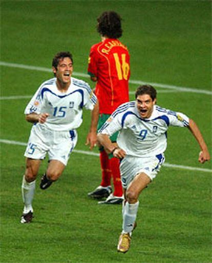 Los jugadores griegos celebran el gol que les ha dado el campeonato.
