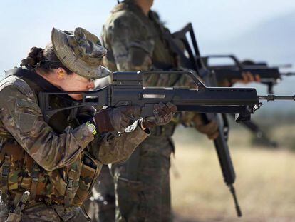 Una militar en una práctica tiro del Mando de Operaciones Especiales en Alicante.