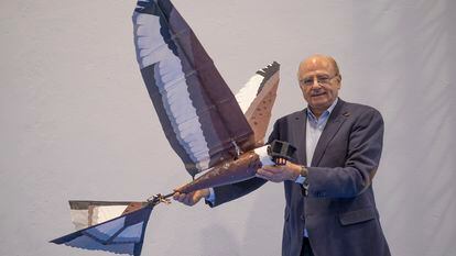 Aníbal Ollero posa con uno de sus pájaros aéreos en Sevilla.