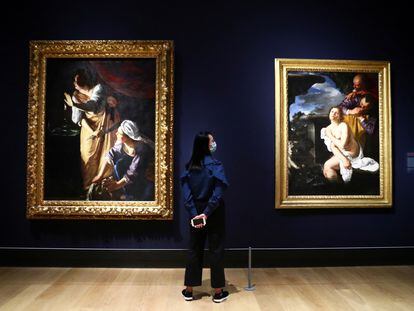 Una mujer contempla dos obras de Artemisia Gentileschi en el National Gallery.