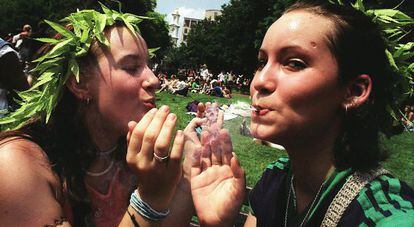 Activistas a favor de la legalización de la marihuana se concentran en una 'fumada' en Washington.