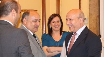 El presidente de la Federación de Sociedades Musicales, Josep Almería, con el ministro José Ignacio Wert y la consejera María José Català.