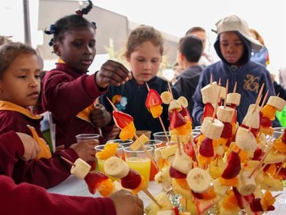 Un grupo de estudiantes se reúne en la celebración del Día Mundial de la Alimentación en el Mercado Lo Valledor, de Santiago de Chile, en 2019.